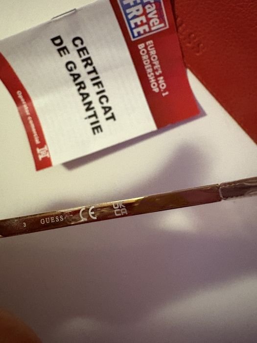 Ochelari de soare Guess.