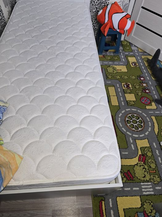 Кровать  белоснежного цвета с ортопедическим матрацем 25000т