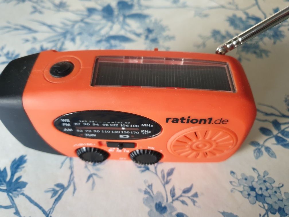 Radio portabil cu încărcare solară și la curent