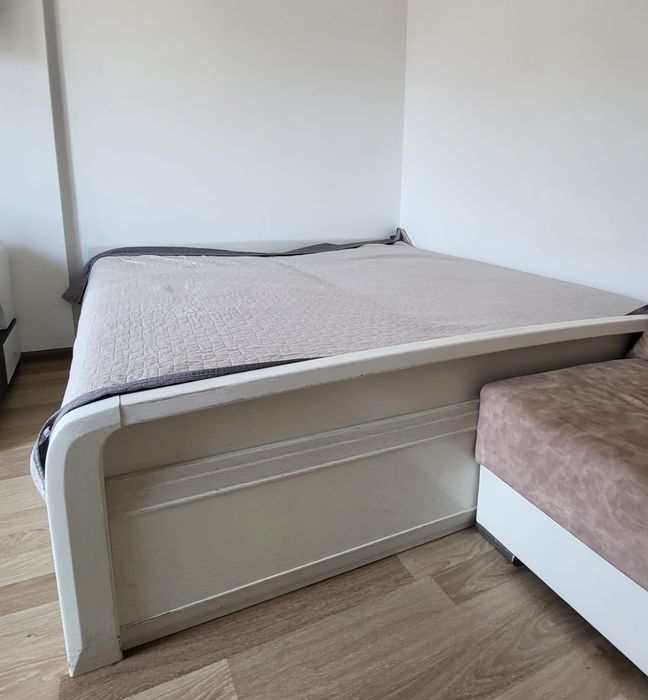 Vând pat cu dimensiunile 1,92 / 1,97 cu 2 saltele.