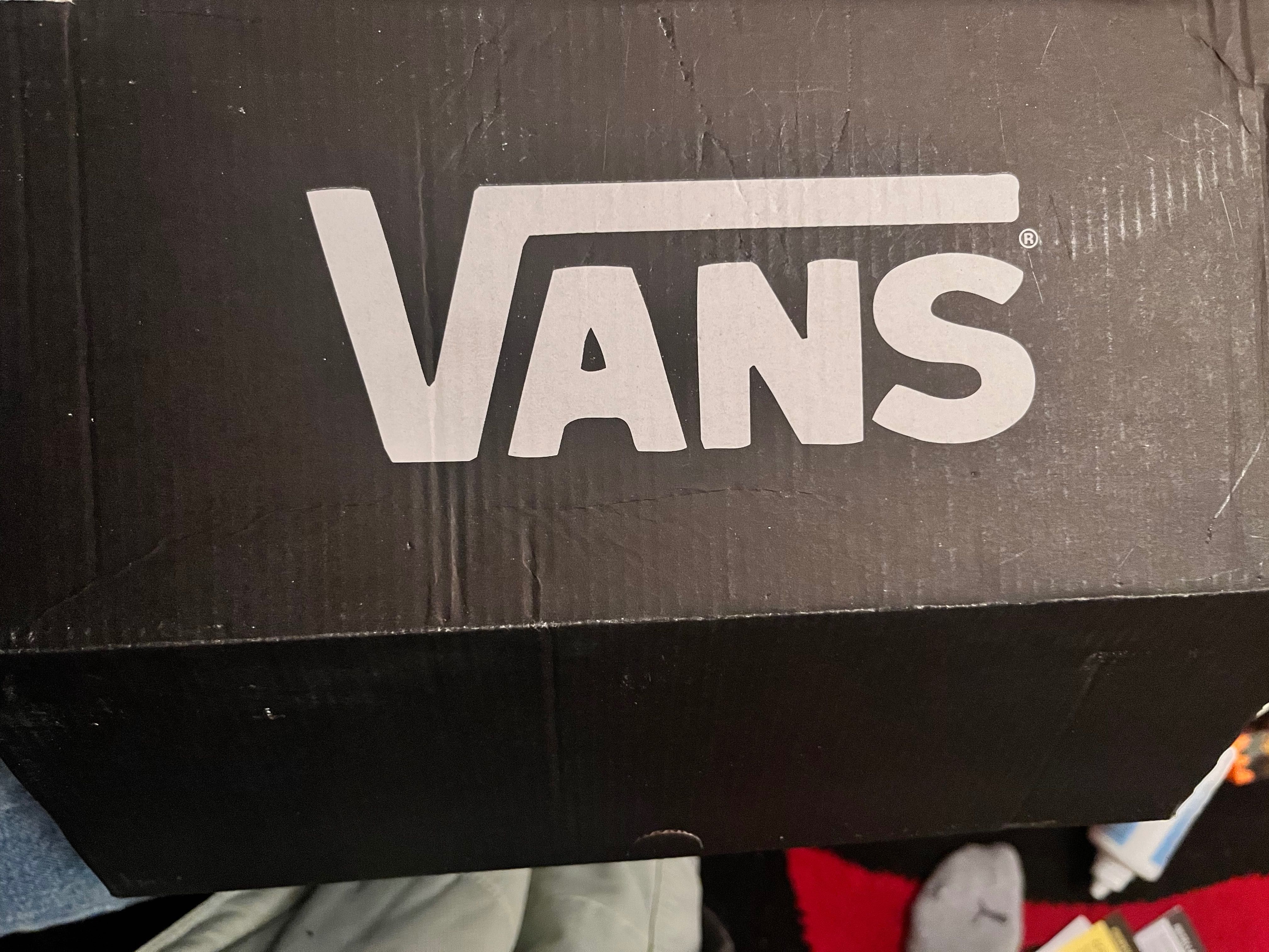 Обувки Vans чисто нови