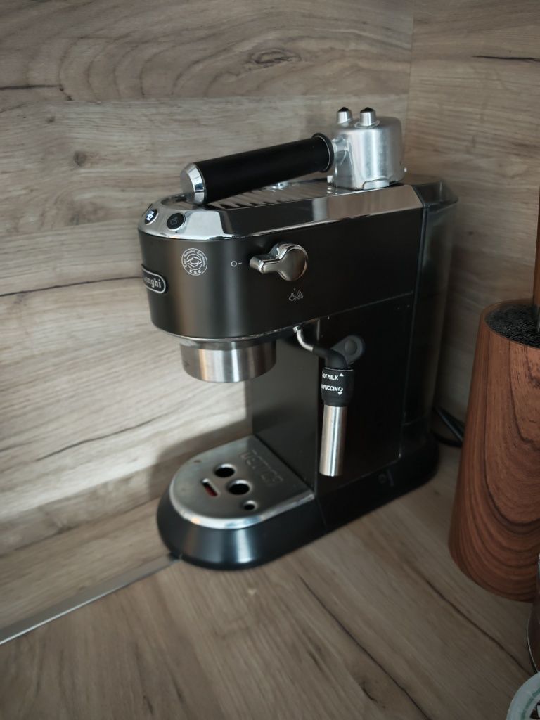 Delonghi Dedica кафе машина