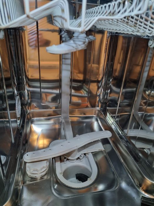 Свободностояща миялна машина Indesit в отлично състояние