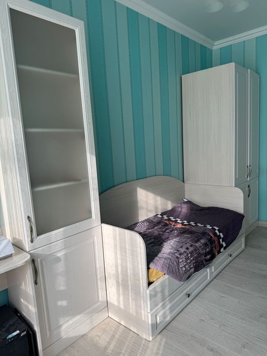 Кровать, и мебель в детскую