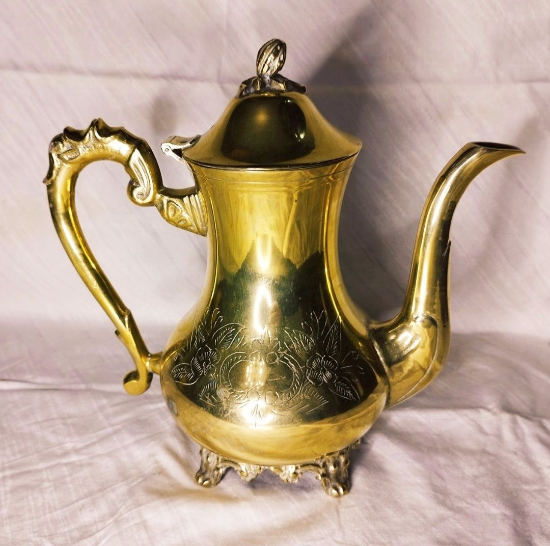 Ceainic vintage din bronz, epoca victoriana, 22cm.

Dimensiuni:
Innalt