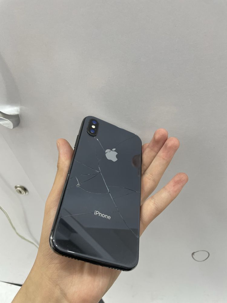 IPhone X 64GB holati ortacha