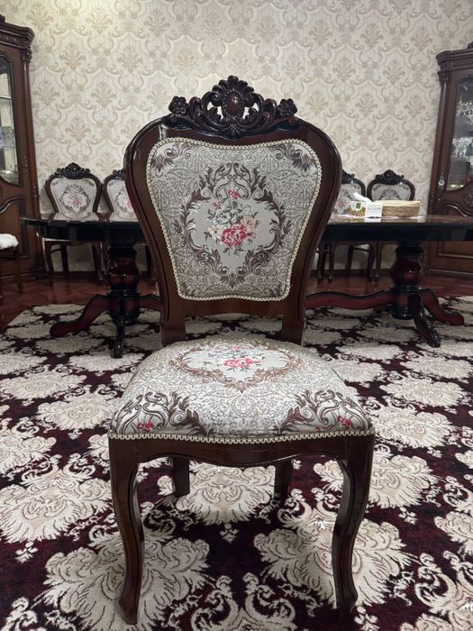 Стол и стулья для гостинной