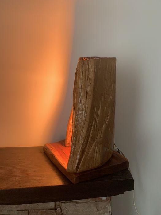 Lampa devorativa handemade din trunchi de lemn in stil rustic