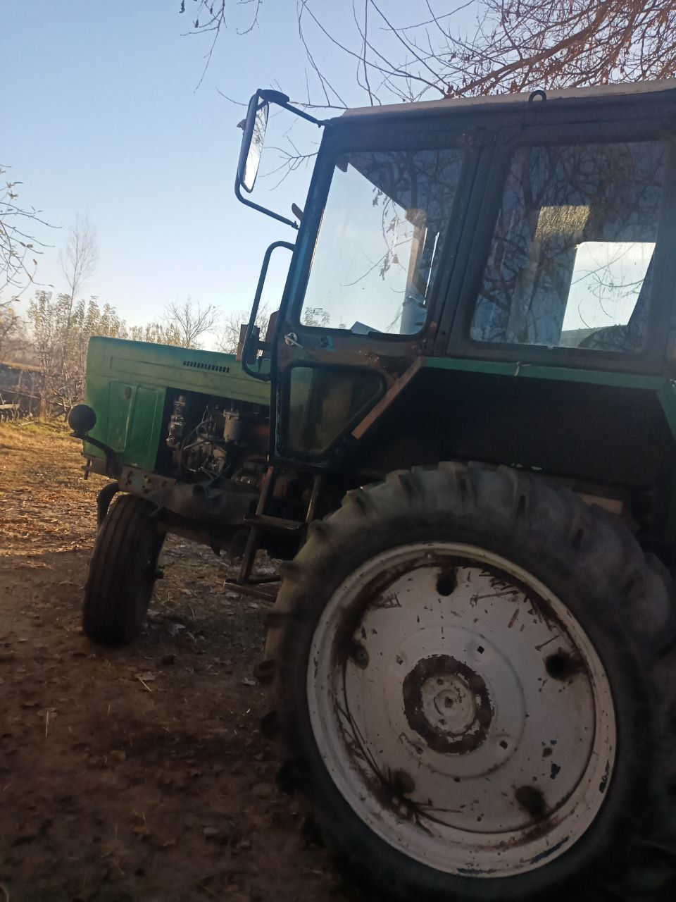 Traktor Belarus plugi bilan