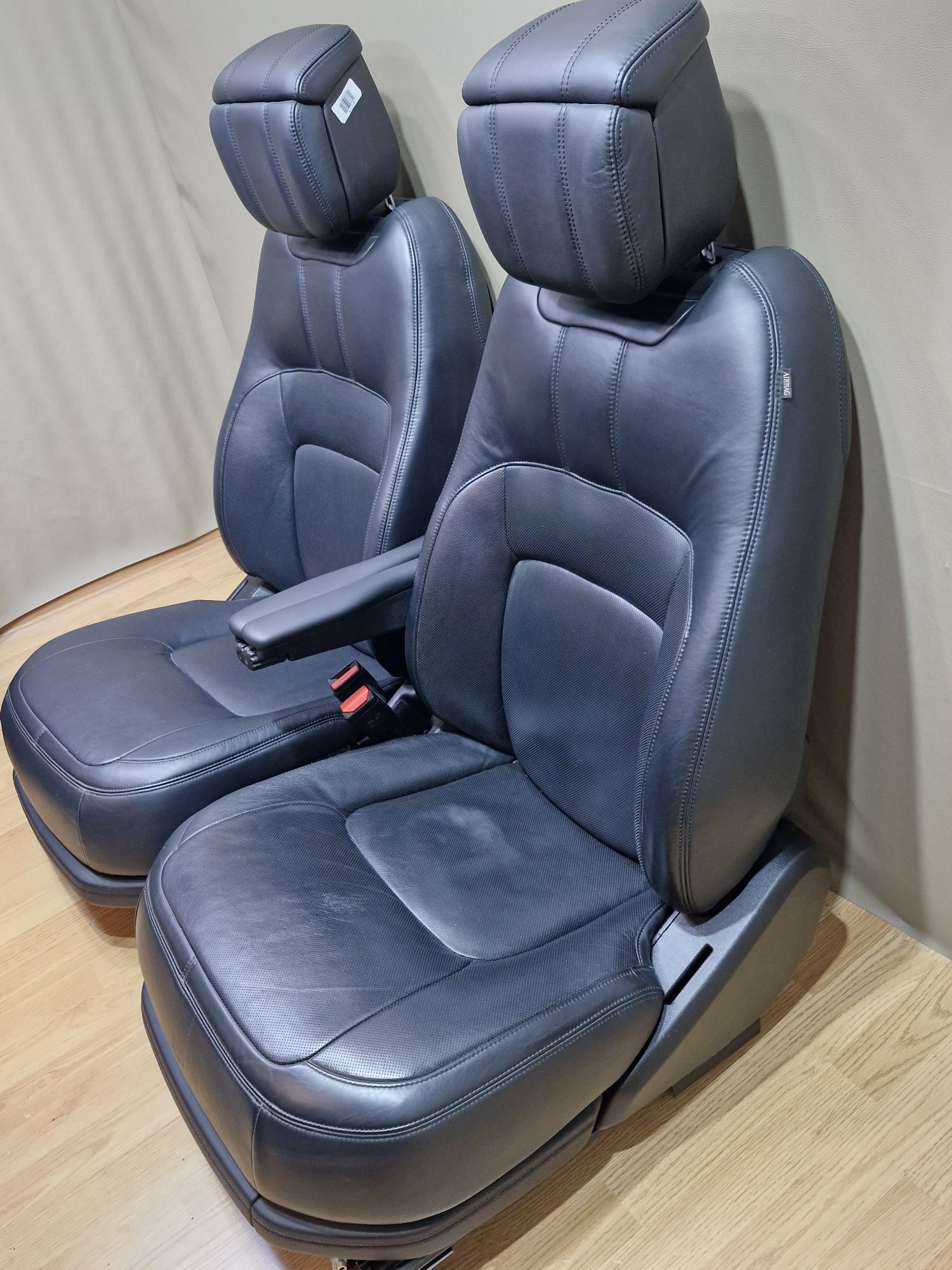 Салон за  Land Rover