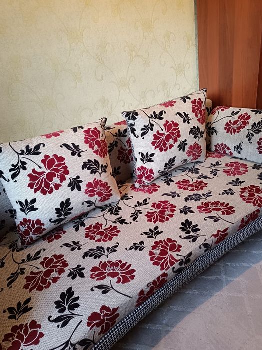 Продаю диван с подушками
