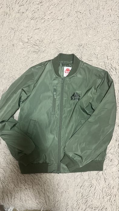 Продам детскую куртку р-о 134-140 за 2000 тенге.