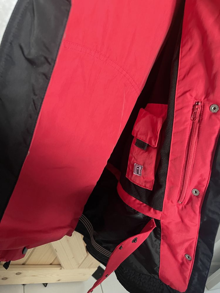 Costum de ski culoare rosu cu negru si alb