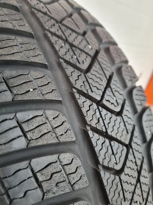 Зимни гуми 2 броя PIRELLI SottoZero3 215 60 R16 дот 3617