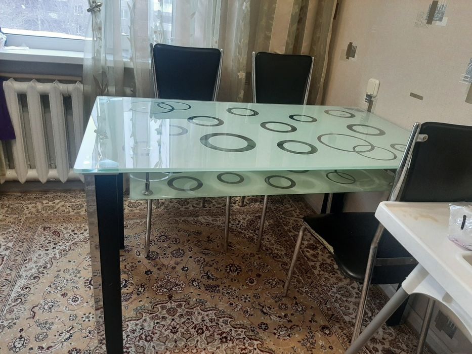 Кухонный стол стеклянный