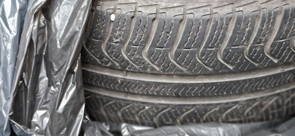 Vând cauciucuri All season  225 45 R19