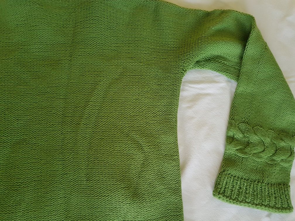 Продавам дамски ръчно плетен зелен пуловер