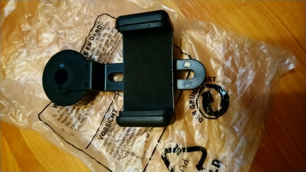 Dispozitiv atasare telefon mobil pentru monoclu.