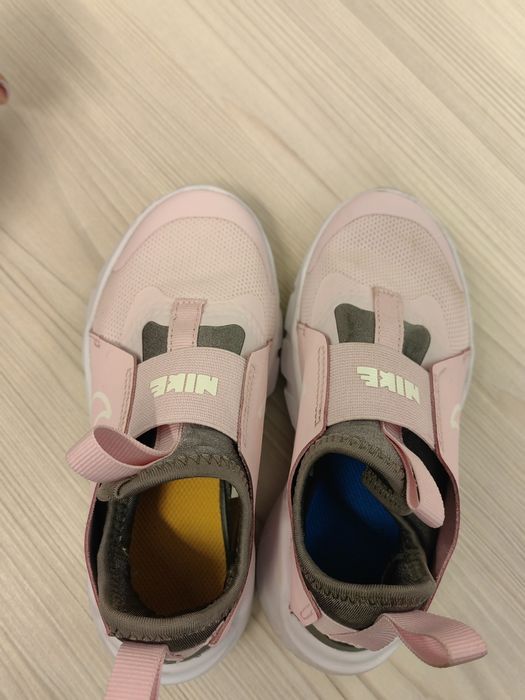 Обувки за госпожица Найк и Адидас