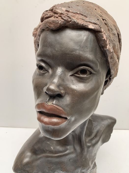 Скулптура бюст на африканска жена