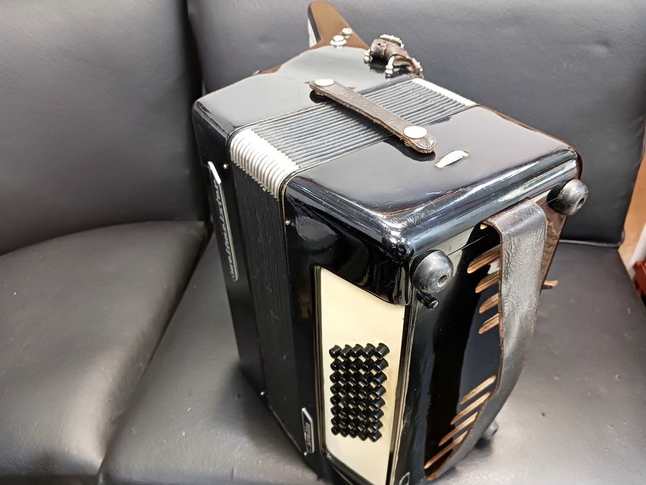Acordeon Weltmeister Stela 40 bas