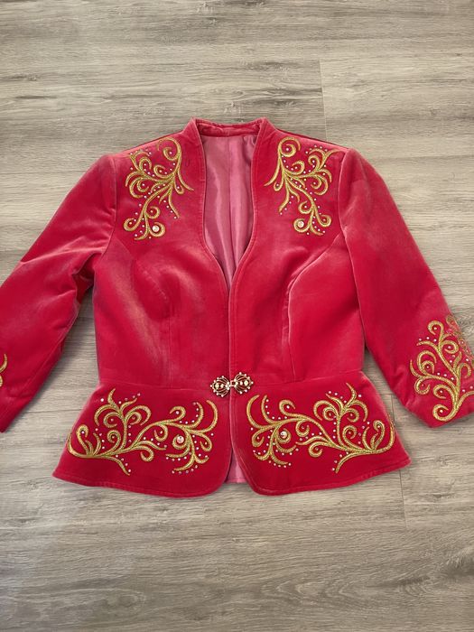 Кажекей. Казакша киим, заказ берип, тигилген, диадемасы бар