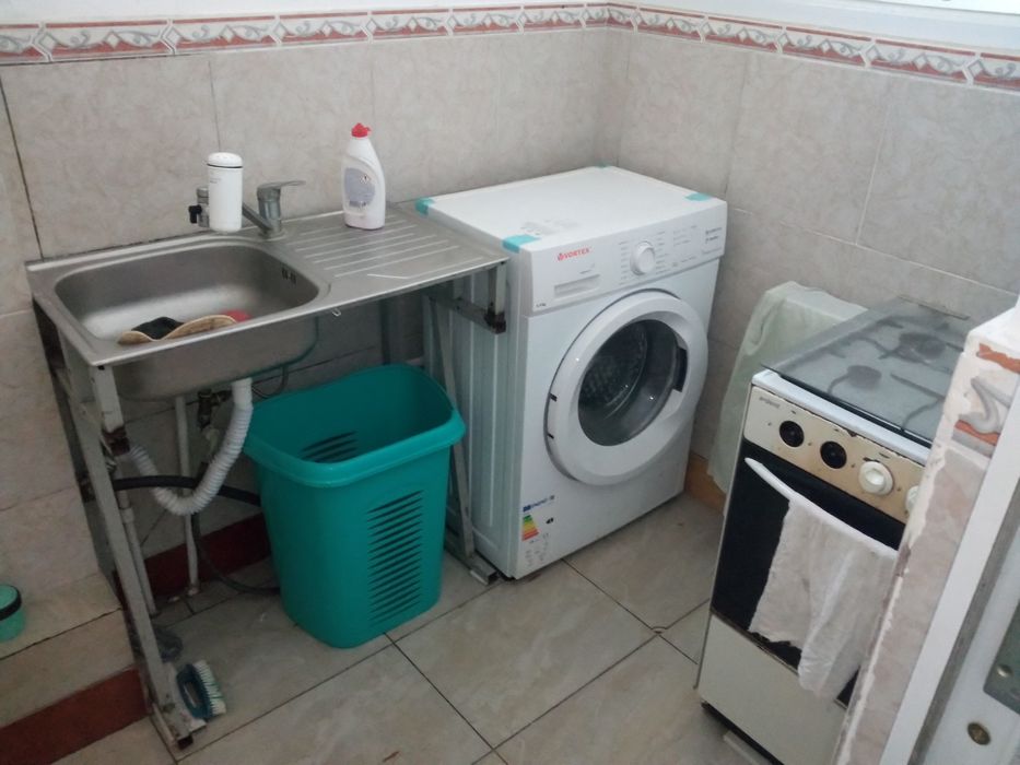 Inchiriez 3 camere decomandate cu bucatarie și baie la parter vila