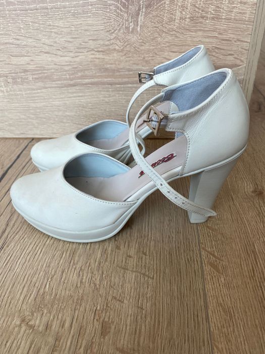 Дамски бели токчета