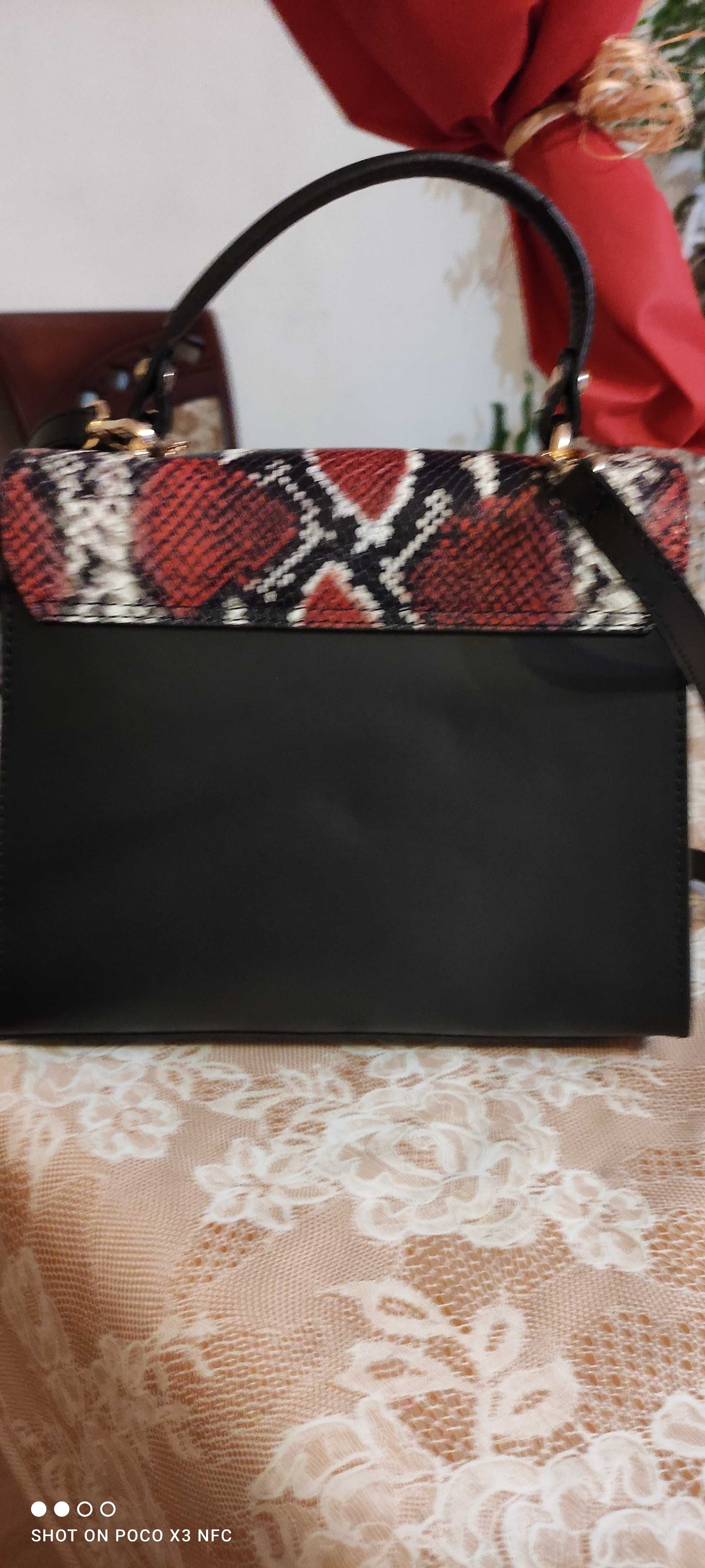 Чанта със змийски мотиви от Mia Tomazzi в червено и черно