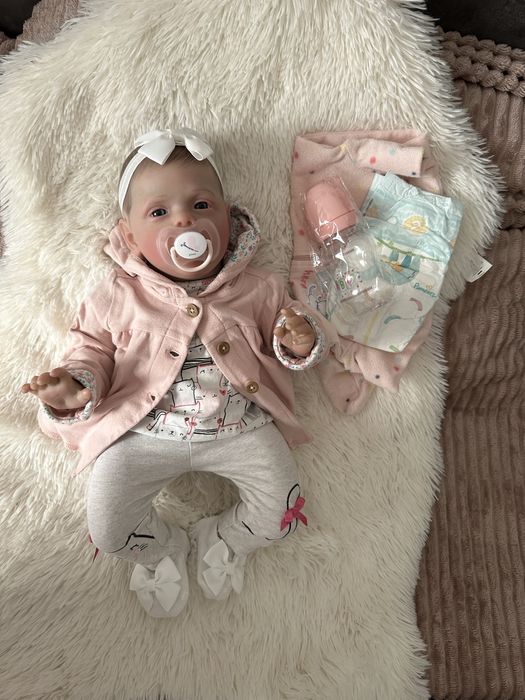 Fetita rebon papusa noua