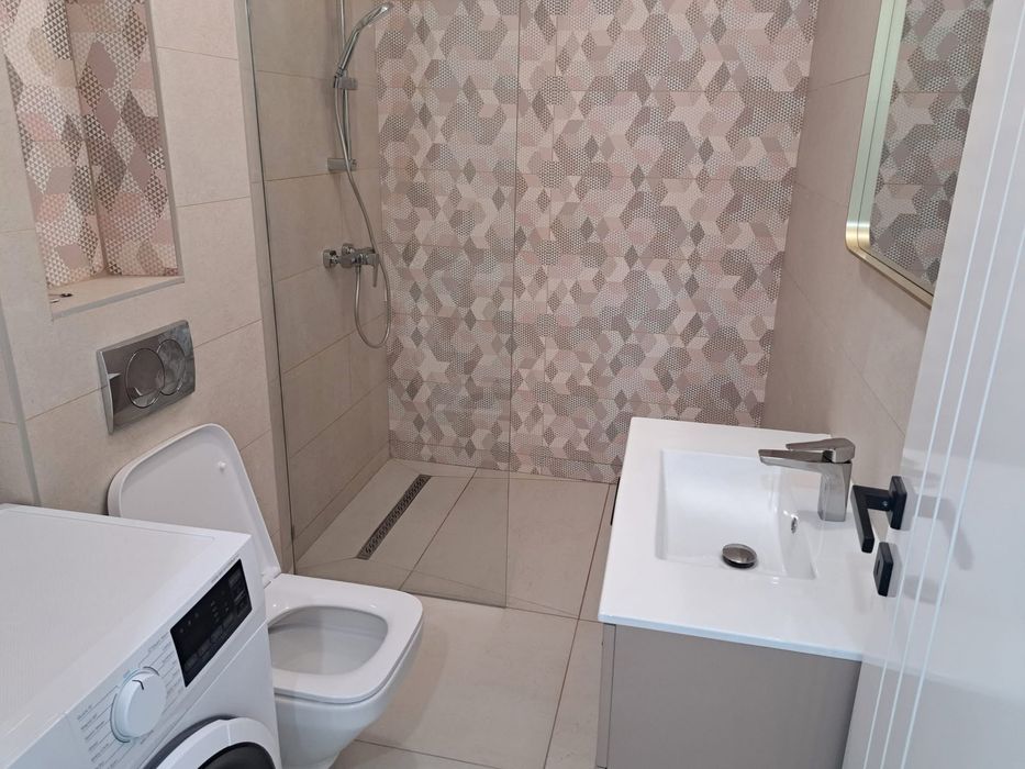 Inchiriez apartament 3 camere LUX Navodari Centru