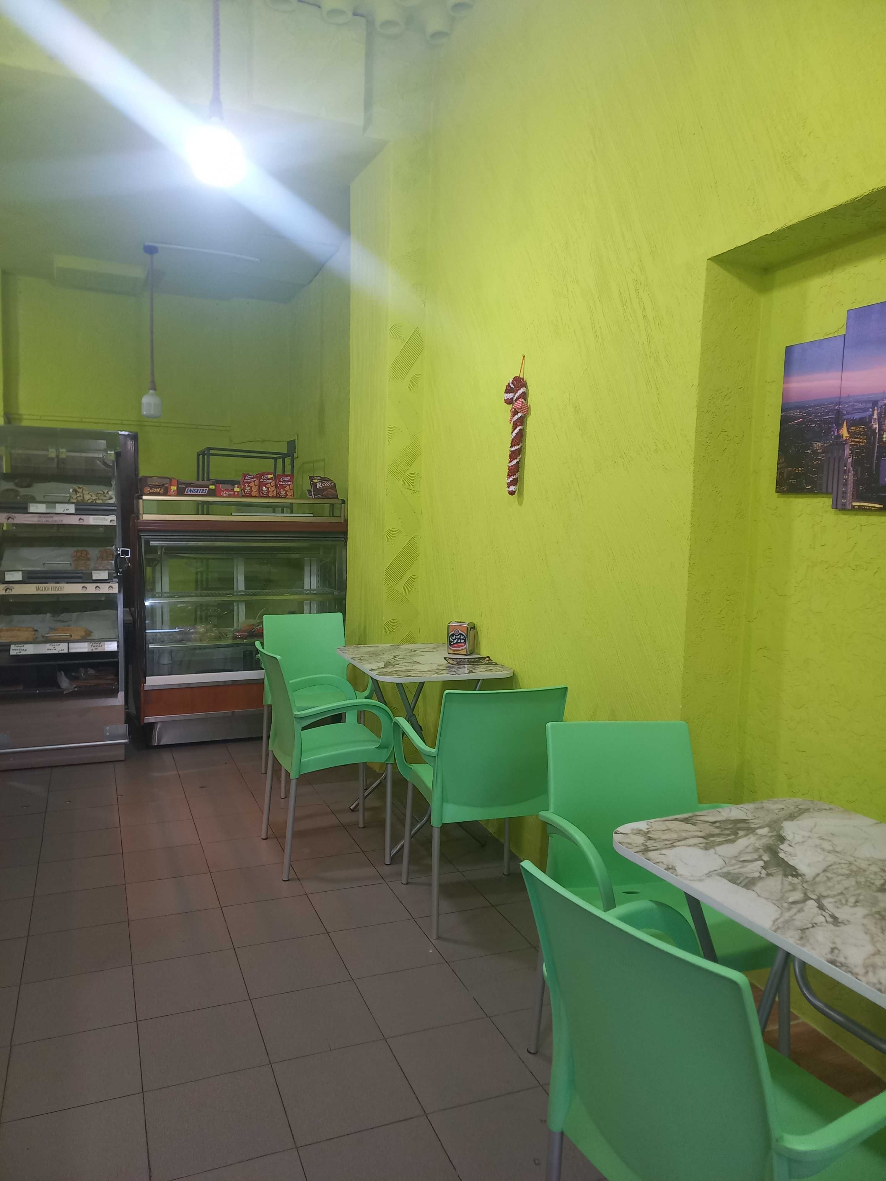 Продавам 3бр.маси и 12 стола