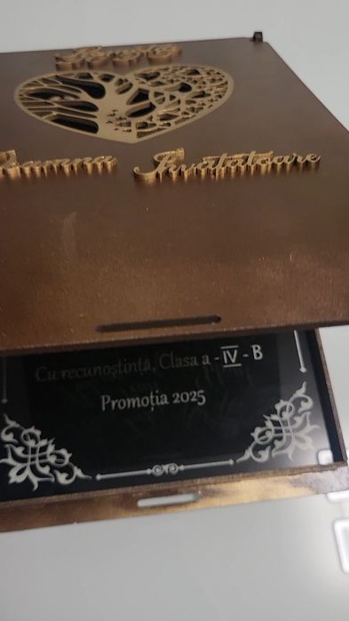 Placheta gravata pe sticla