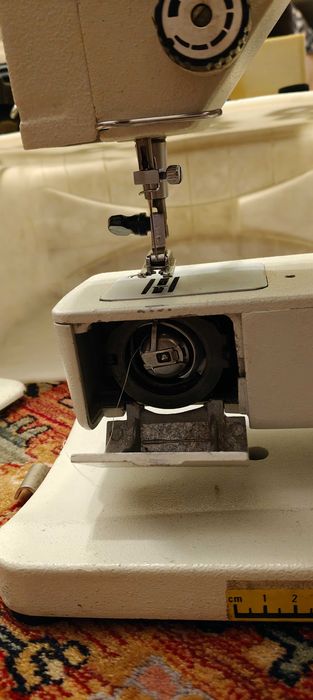 Mașină de cusut Nicoleta Cugir - coase, brodează și surfilează