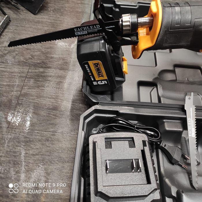 Fierastrau dewalt tip sabie cu 2 acumulatori ,accesorii și cutie de t