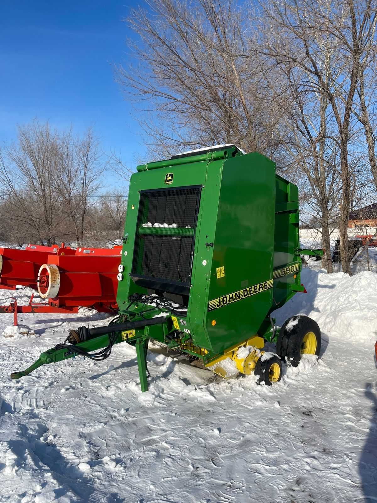 Рулонный пресс-подборщик John Deere 590