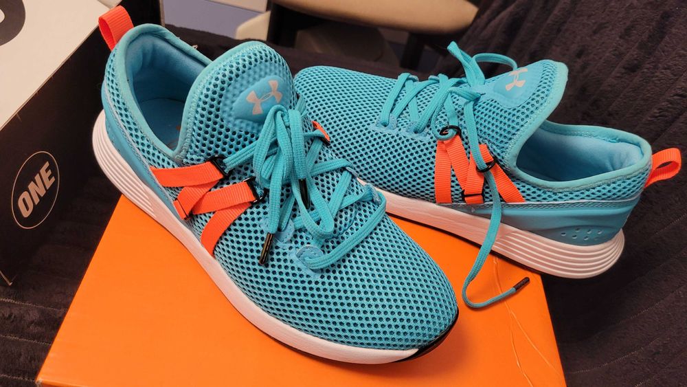 Adidași, purtați o singura data! Marca Under Armour