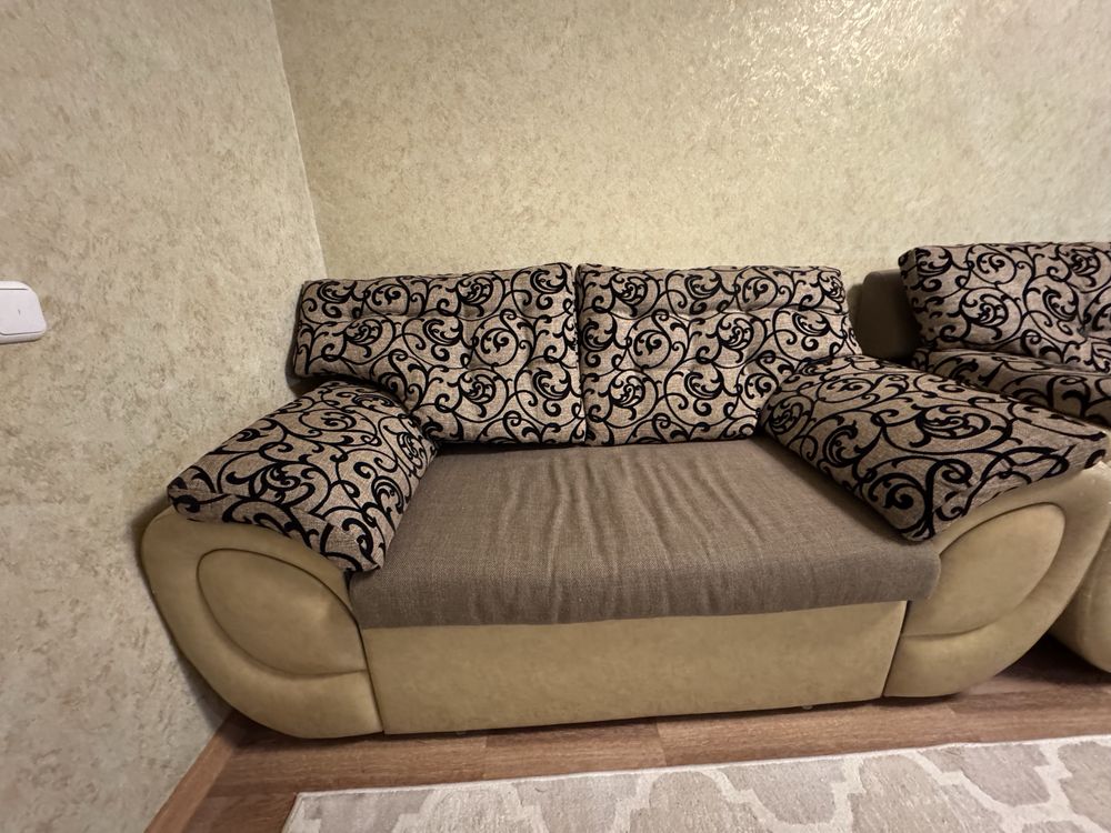 Продам два дивана и кресло