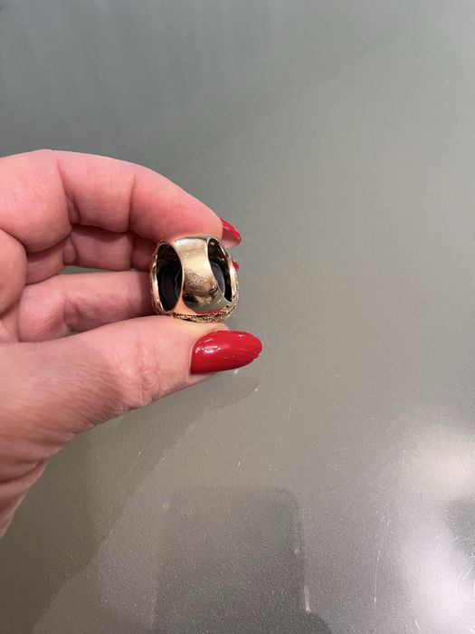 Златен пръстен с черен цирконий