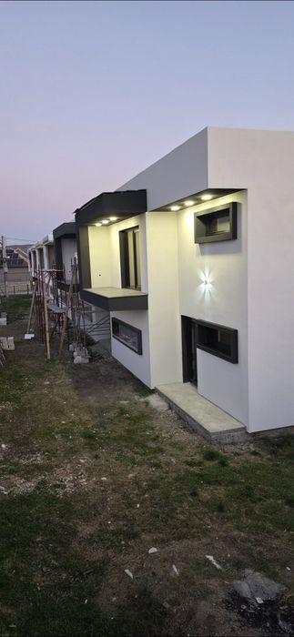 Case înșiruite de vânzare