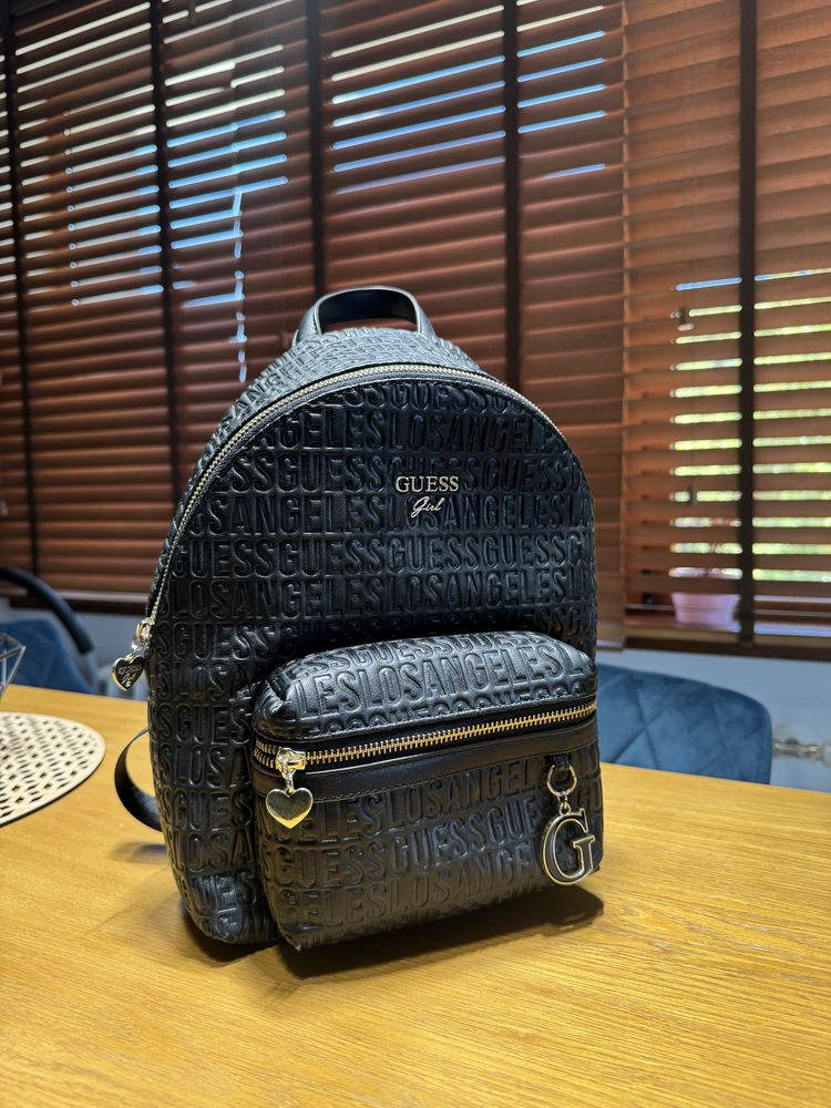 Оригинална раничка Guess