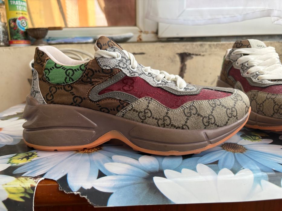 Vand adidasi gucci