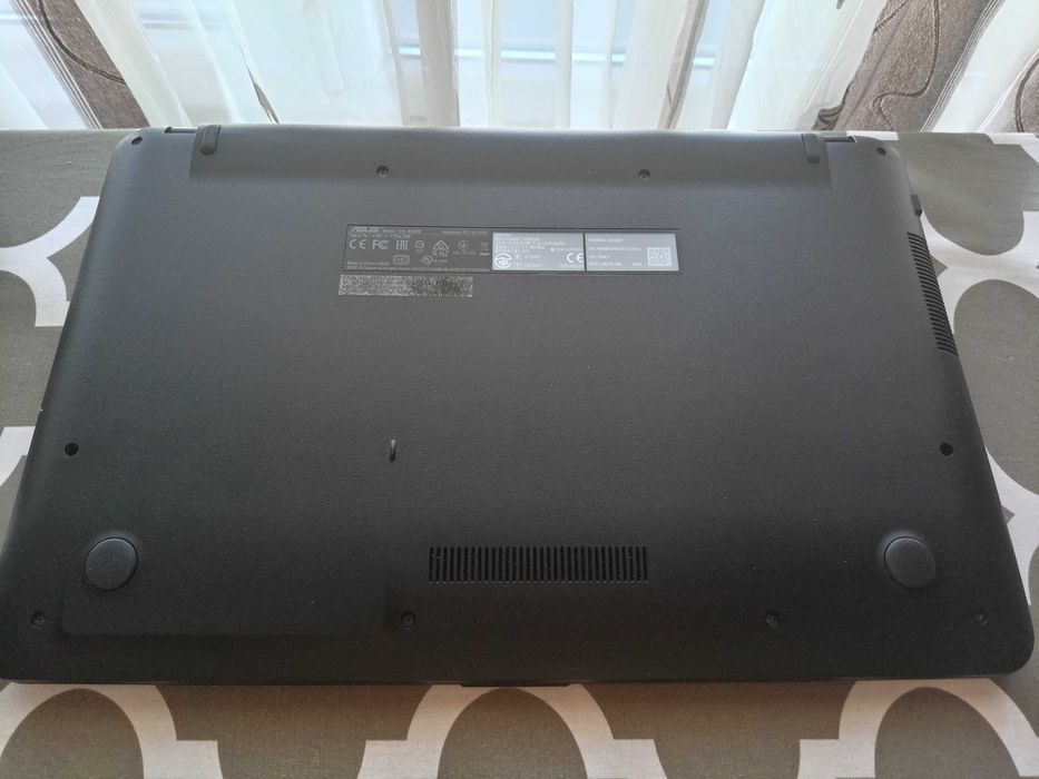 Vand Asus Vivobook. Bateria tine 3-4 ore.