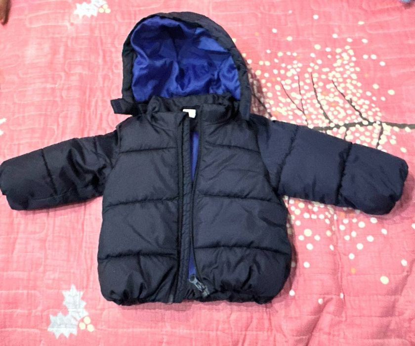 Куртка hm в идеальном состояние на ребенка 6-9 месяцев носили мало