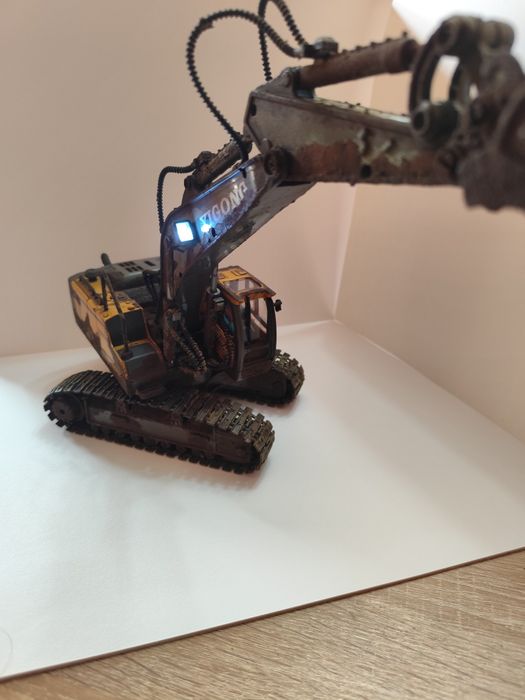 Vând excavator stilizat