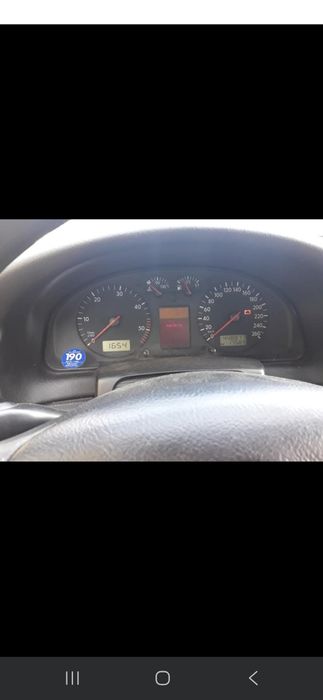 Vad vw Passat lovit în partea dreapta