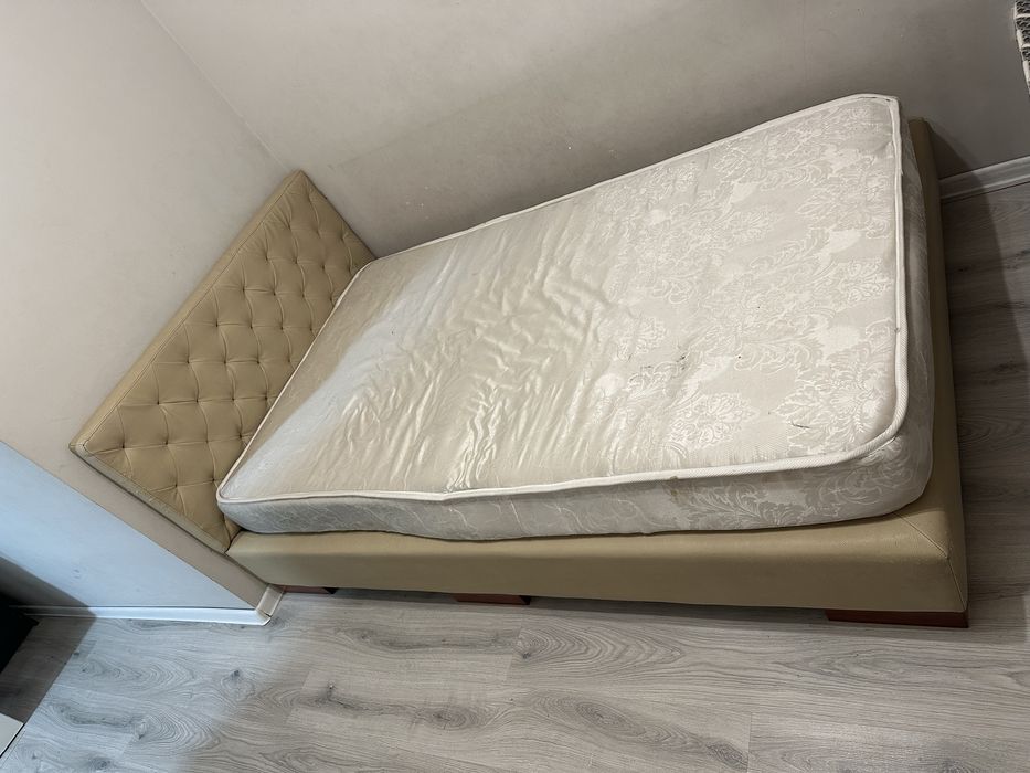 Продам кровать с матрасом полуторка