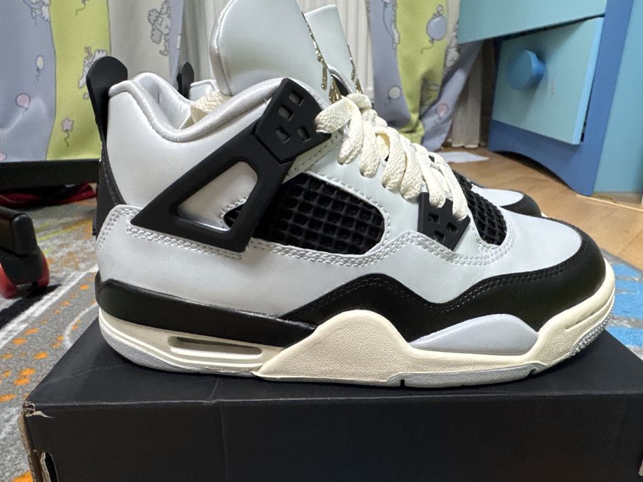 Jordan Retro 4 Gold 35.5