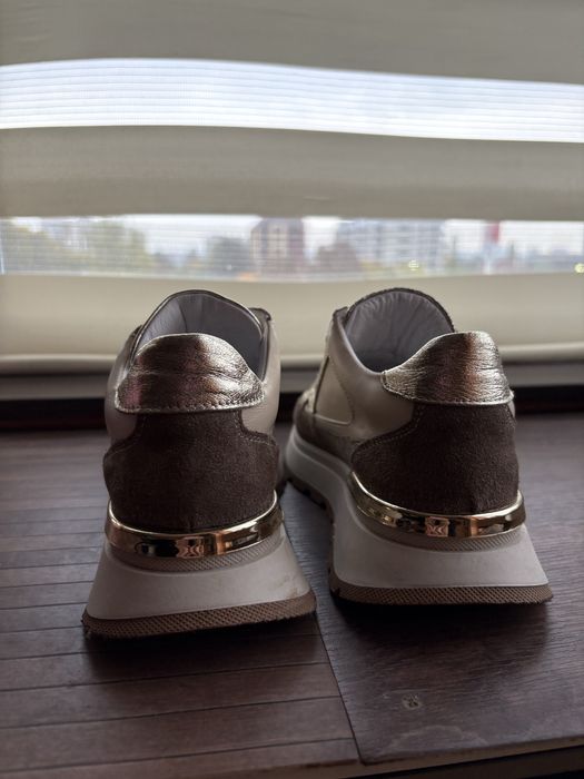 Дамски спортни обувки