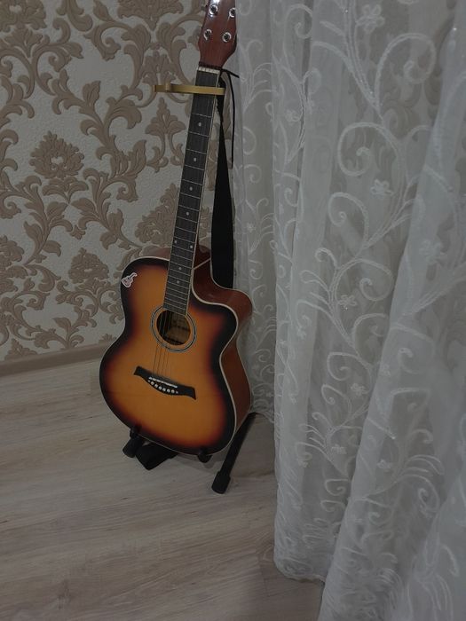 гитара пользовались чуть чуть брали в магазине чехол в комплекте